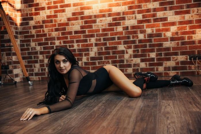 Как выбрать лучшую куртизанку с выездом на дом для незабываемой вечеринки?